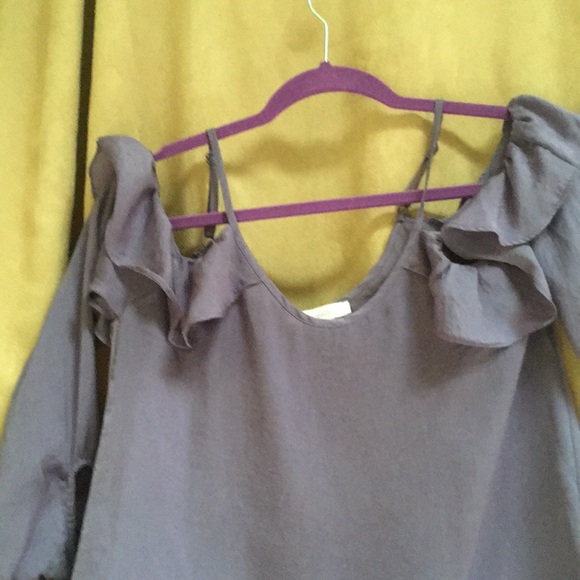 Purple Francesca’s Ruffle cold shoulder top XS - Picture 5 of 6